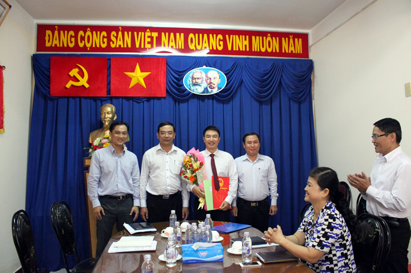 &ocirc;ng Đỗ Văn Mạnh kiểm so&aacute;t vi&ecirc;n c&ocirc;ng ty Dịch vụ c&ocirc;ng &iacute;ch quận G&ograve; Vấp